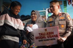 Diberi Kejutan Pulag Kampung dan Modal Usaha, Pemulung Menangis dan Pingsan di Pelukan Jenderal 