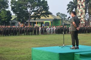 Pupuk Kebersamaan, Danrem 042/Gapu Pimpin Olahraga Bersama Di Mayonif Raider 142/KJ